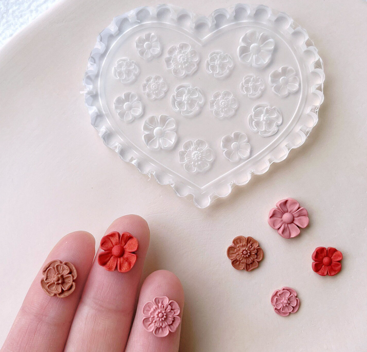 Detalle de flores hechas con el molde de silicona