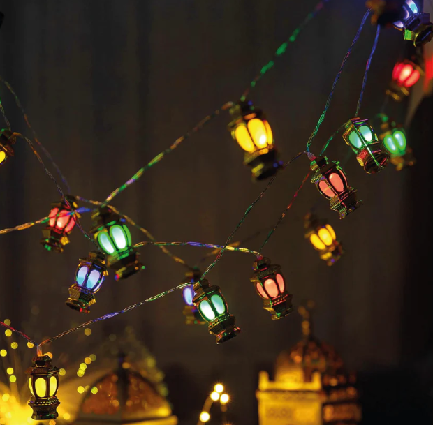 🤩 Imagina lo hermosa que será tu decoración de Navidad con ésta instalación de faroles hermosa y colorida!! Instalación x 5 metros