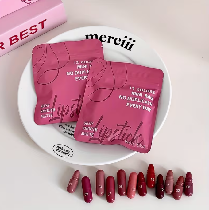 El set de maquillaje más viral y aesthetic que vas a ver este año. 24 piezas de lujo en un solo set: 12 mini labiales + 12 sombras tono tierra