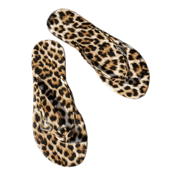 Sandalias Wild Heart — animal print + dije de corazón